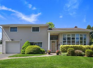 12 Coronet Ln, Plainview, NY 11803