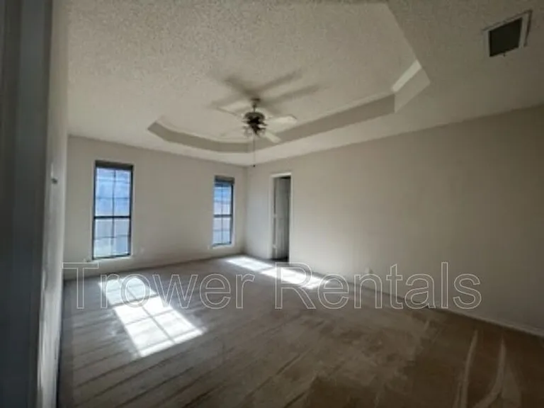 3913 Lyndale Dr — Photo 16