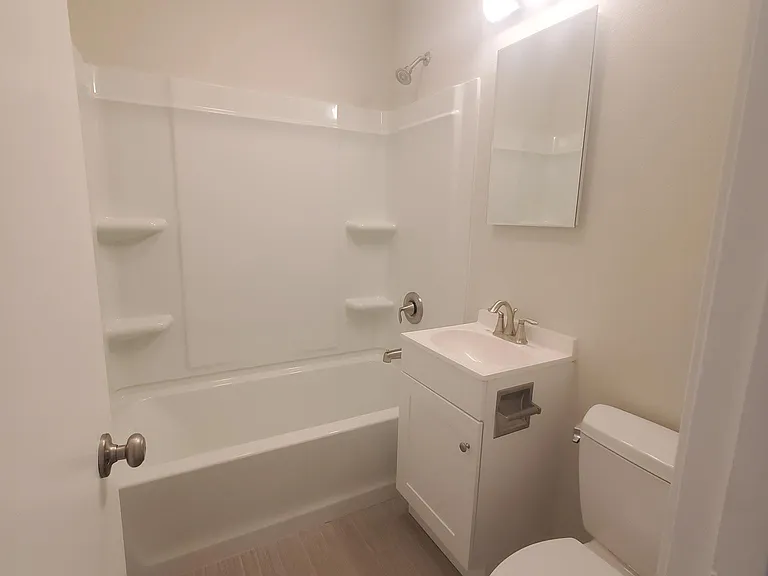 230 E Sussex Ave — Photo 2
