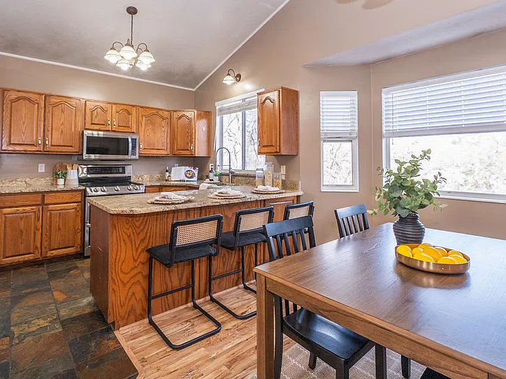 5 bed, 2250 sqft, $2,750 — Photo 3