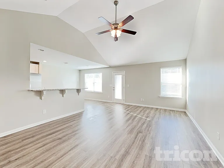 201 Karis Dr — Photo 2