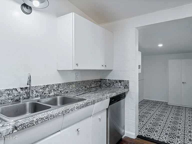 212 S Avenue C — Photo 13