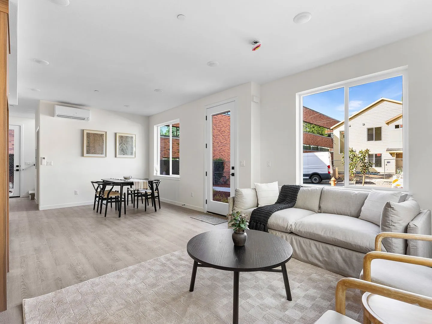 *1 Month Free Rent* A 2bd/2bath Modern Townhome In Portland's Vibrant Hollywood District — Photo 3