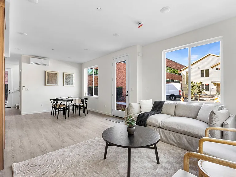 *1 Month Free Rent* A 2bd/2bath Modern Townhome In Portland's Vibrant Hollywood District — Photo 3