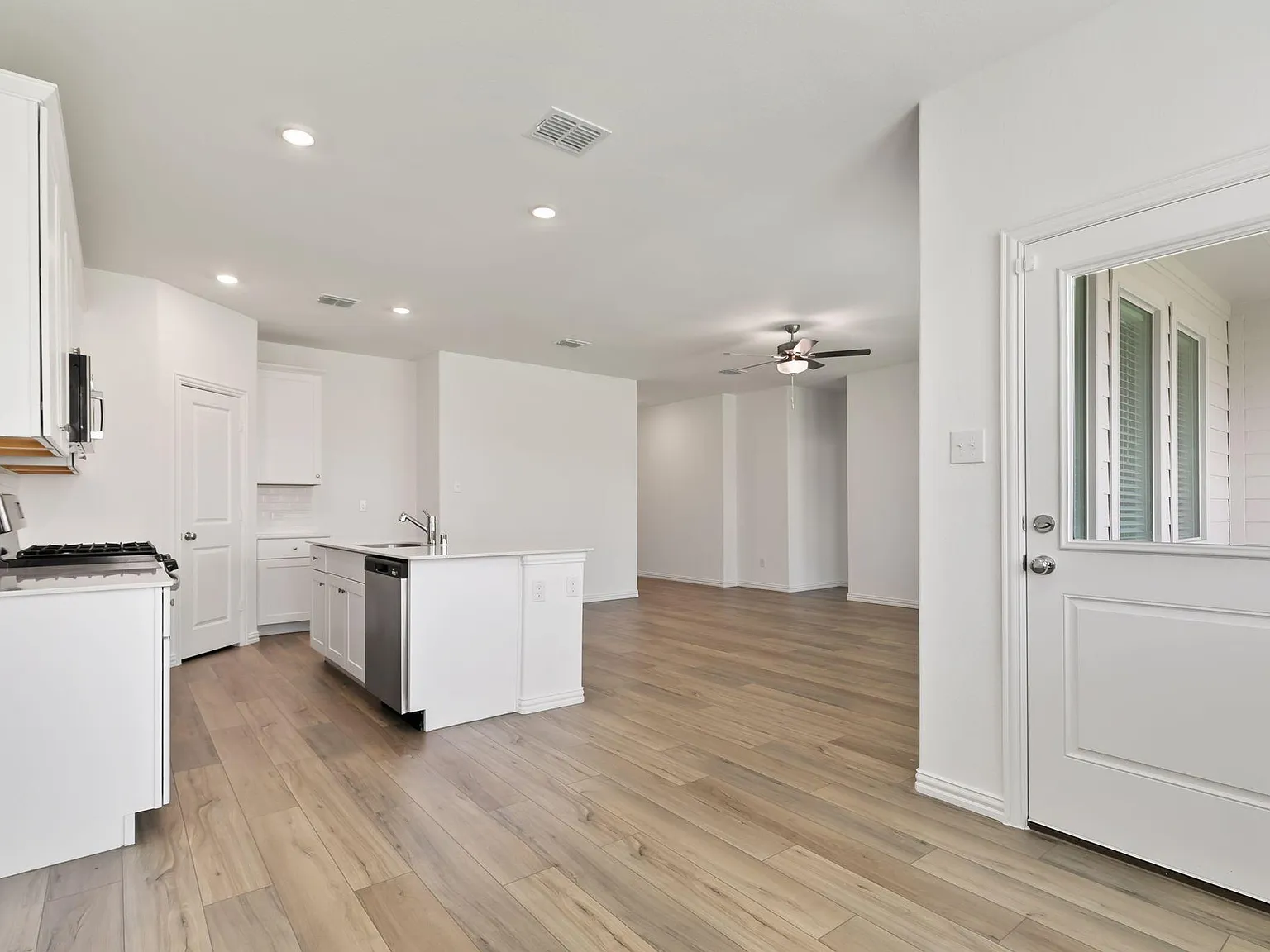 4 bed, 1838 sqft, $2,190 — Photo 4