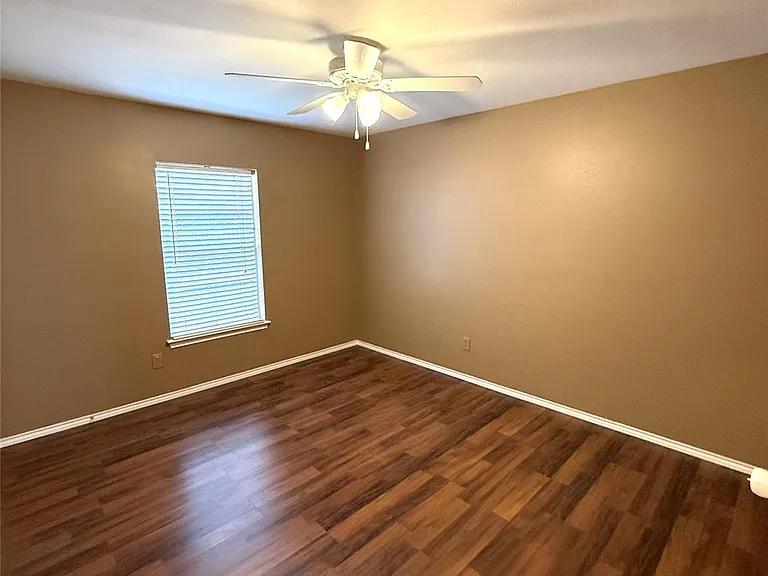 3906 Eastland Lake Dr — Photo 16