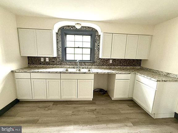 4th image of 208 Woodward Ave