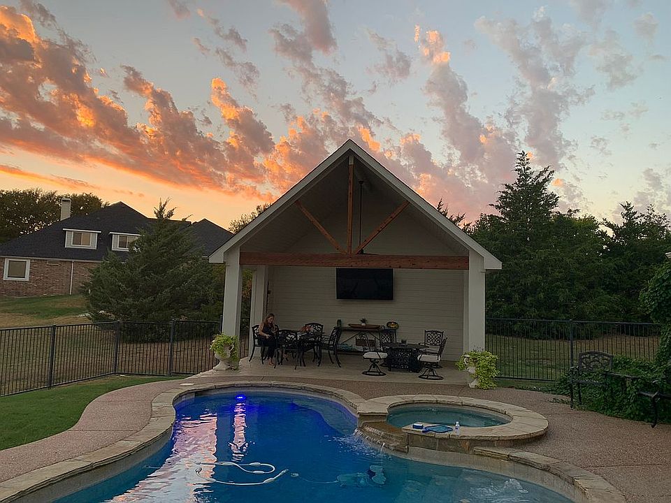 2nd image of 715 Carrie Ln