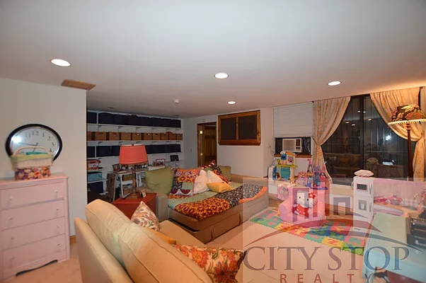 Rented by City Stop Realty | media 28