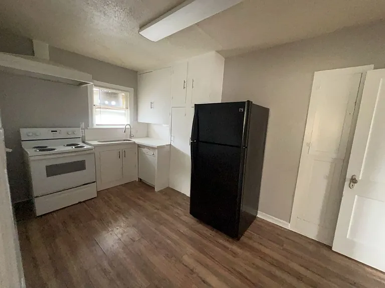1552 Lombardy St — Photo 23