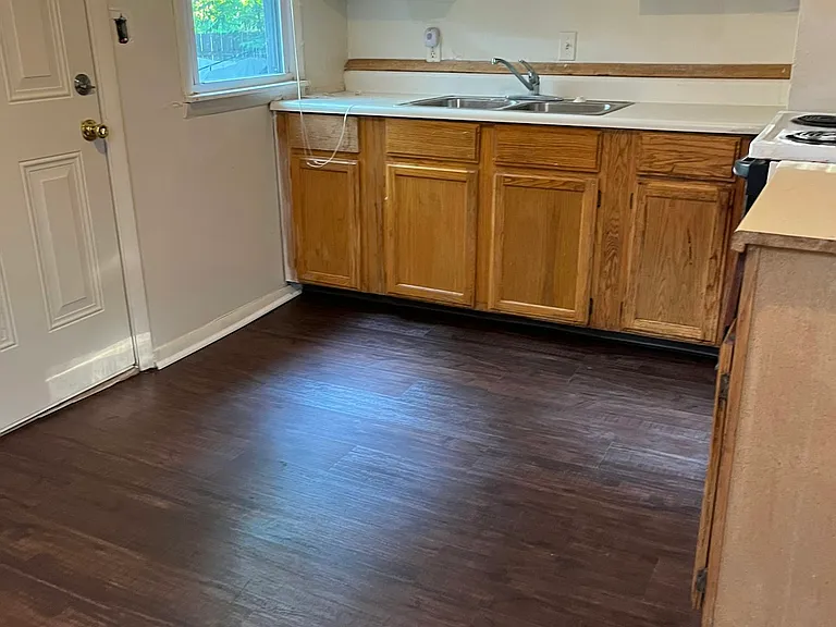 1319 Kingsley Ave — Photo 3
