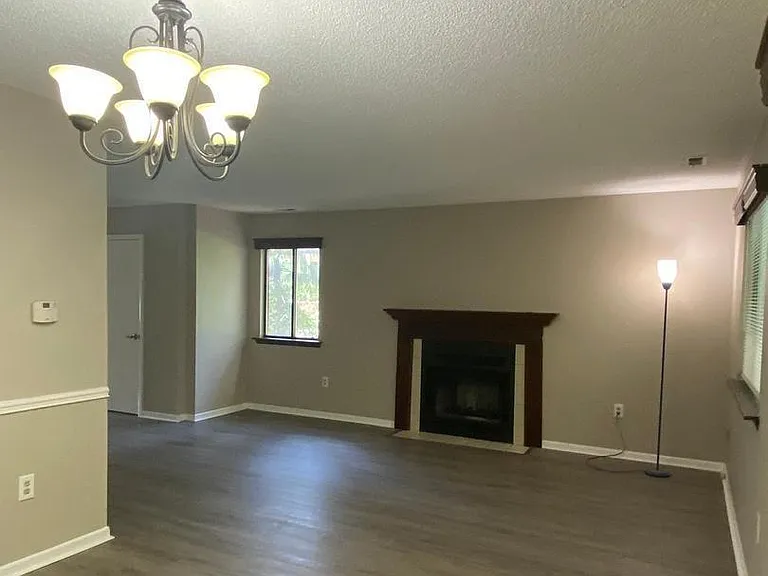 254 Hampshire Dr — Photo 2