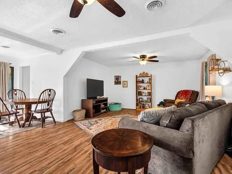 802 Benton St — Photo 4