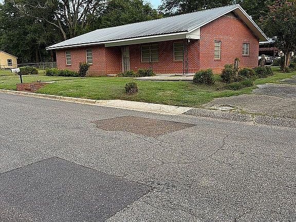 3rd image of 207 W Hildreth Ave