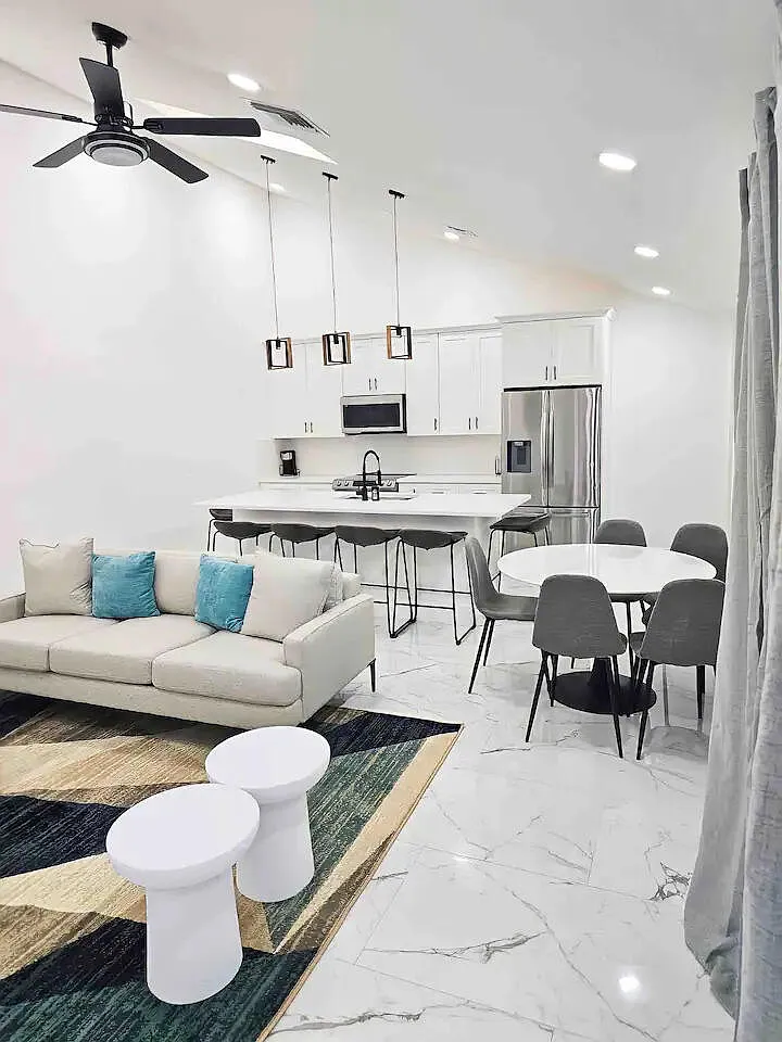 3 bed, 2.0 bath, 1386 sqft, $3,300 — Photo 2