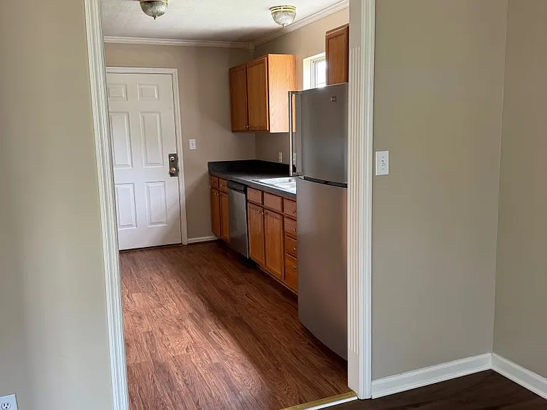 121 Eric Ct — Photo 2