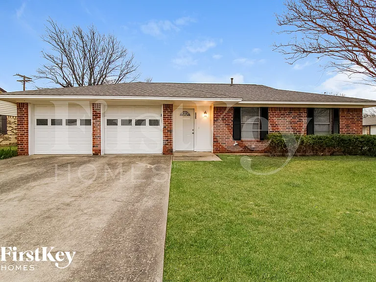 202 Carolyn Dr — Photo 1