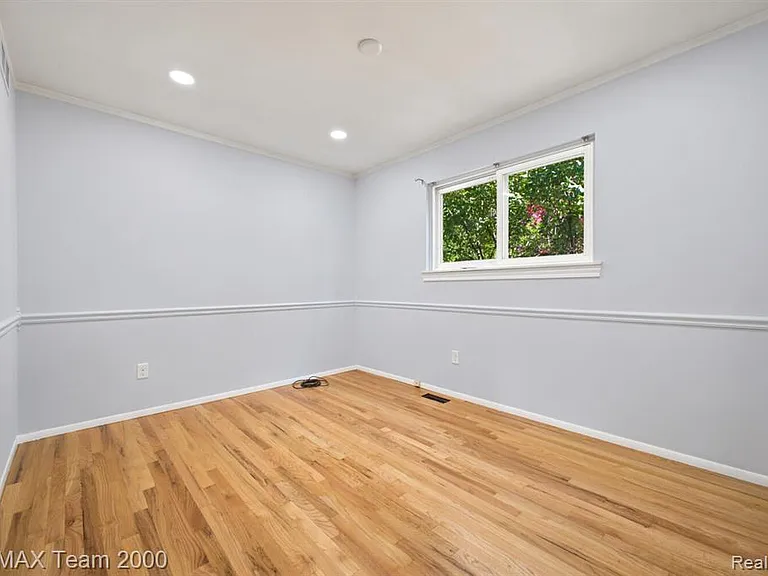 31906 Cambridge St — Photo 10