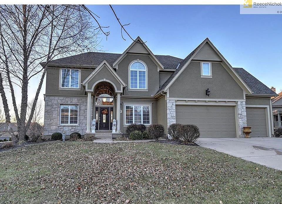 Great cul-de-sac lot and in the heart of Blue Valley Schools!