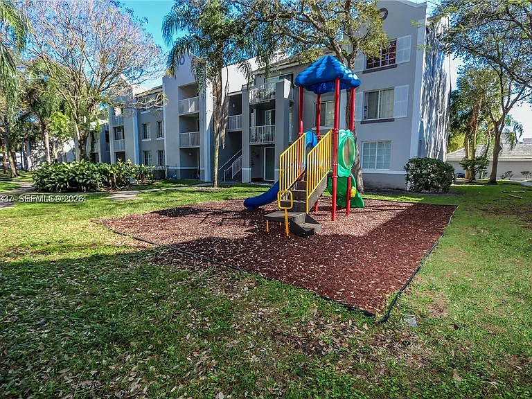 11133 SW 8th St #102 — Photo 21