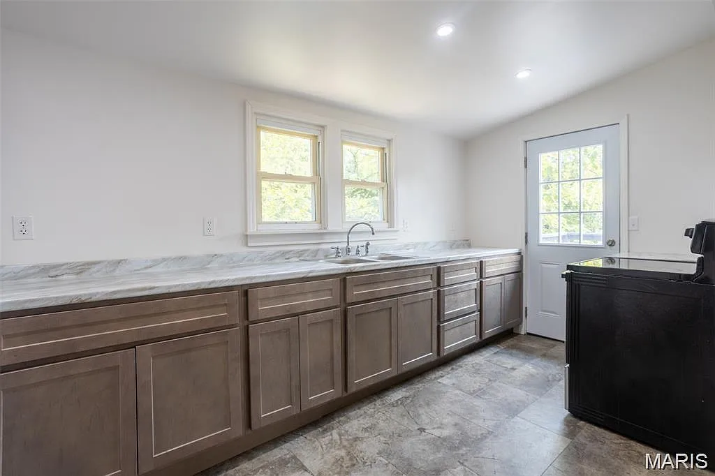 3 bed, 1.0 bath, 1228 sqft, $1,600 — Photo 4