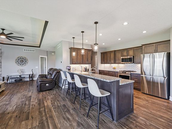 4th image of 525 NW Somerset Ct