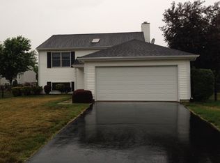 820 Knightsbridge Dr, Island Lake, IL 60042