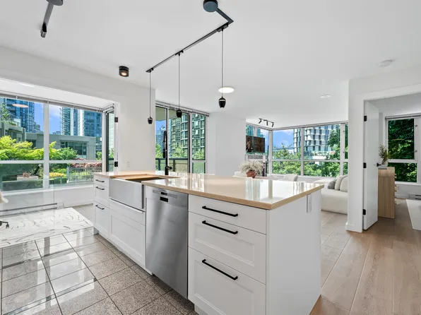 1328 W Pender St #305, Vancouver, BC V6E 4S9
