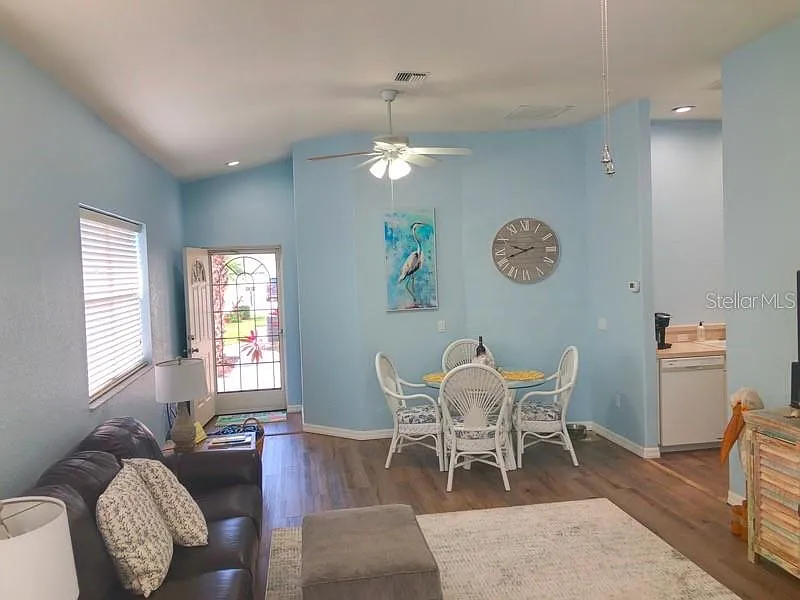 3 bed, 2.0 bath, 1385 sqft, $3,900 — Photo 3