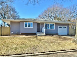 1 Sugarwood Ln, Commack, NY 11725