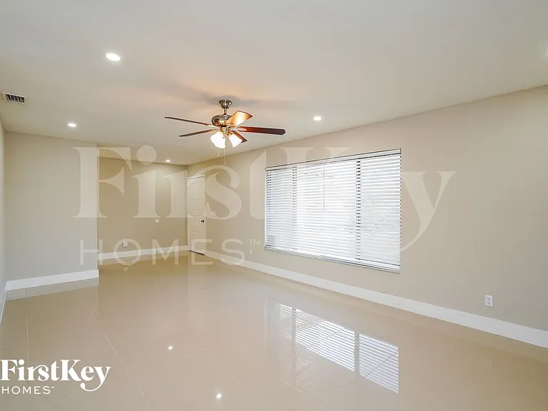 708 NE 7th Ter — Photo 4