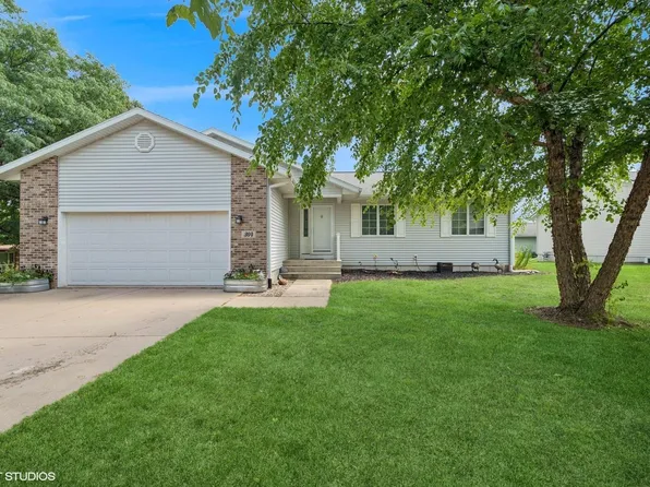 304 Park 26th St NW, Waverly, IA 50677