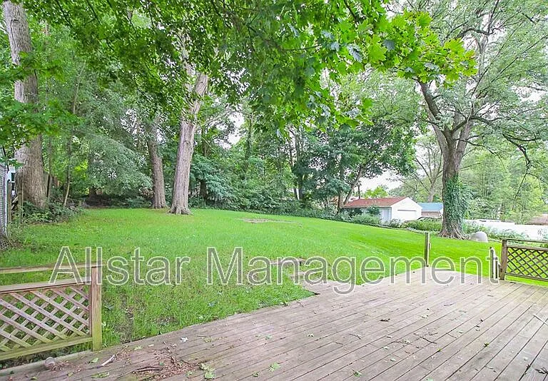 1562 Huguelet St — Photo 29
