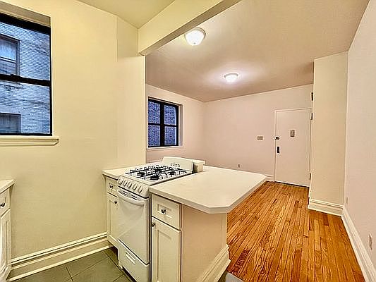 3rd image of 112 E 90th St APT 4C