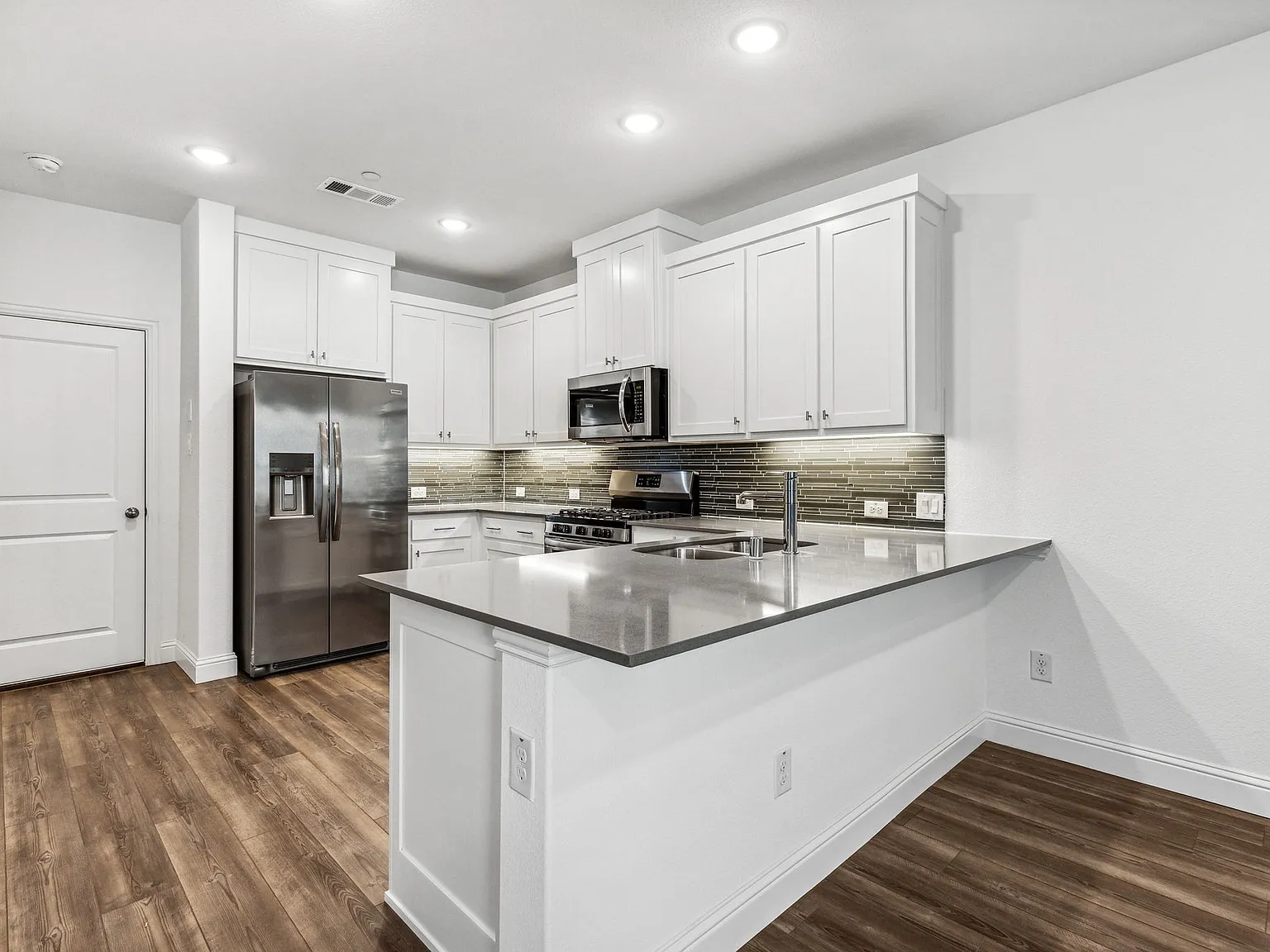 3 bed, 2.5 bath, 1701 sqft, $2,599 — Photo 4
