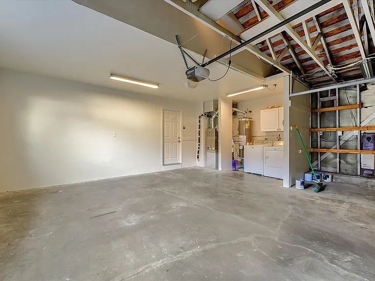 2448 Whitethorne Dr — Photo 29