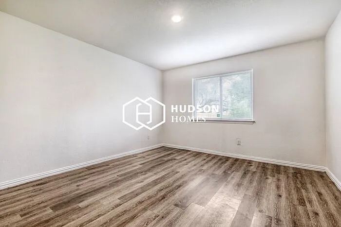 323 Ferris Ave — Photo 8