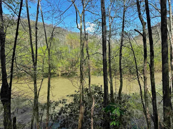 2482 Basil Hively Rd, Clendenin, WV 25045