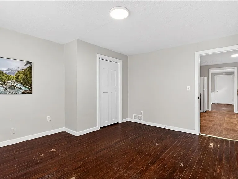 413 E Ormsby Ave — Photo 6