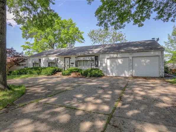 8910 Western Hills Dr, Kansas City, MO 64114