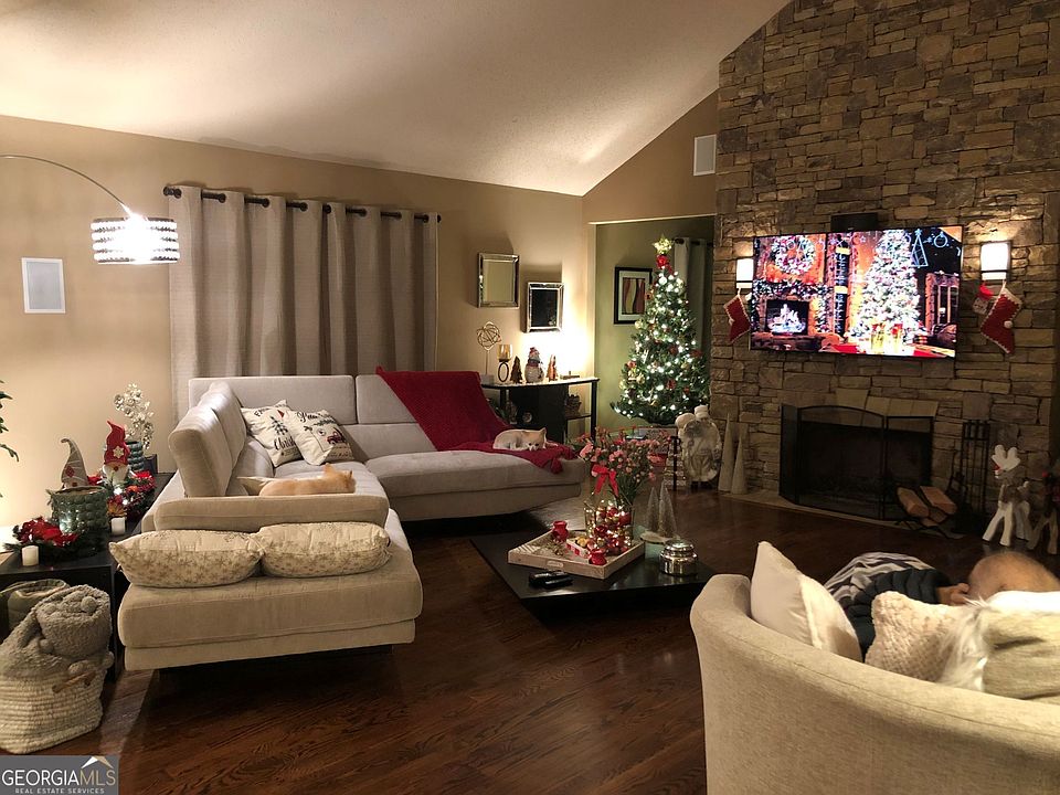 1st image of 290 Francyne Ct
