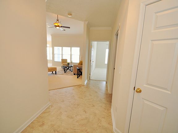 Foyer w/storage
