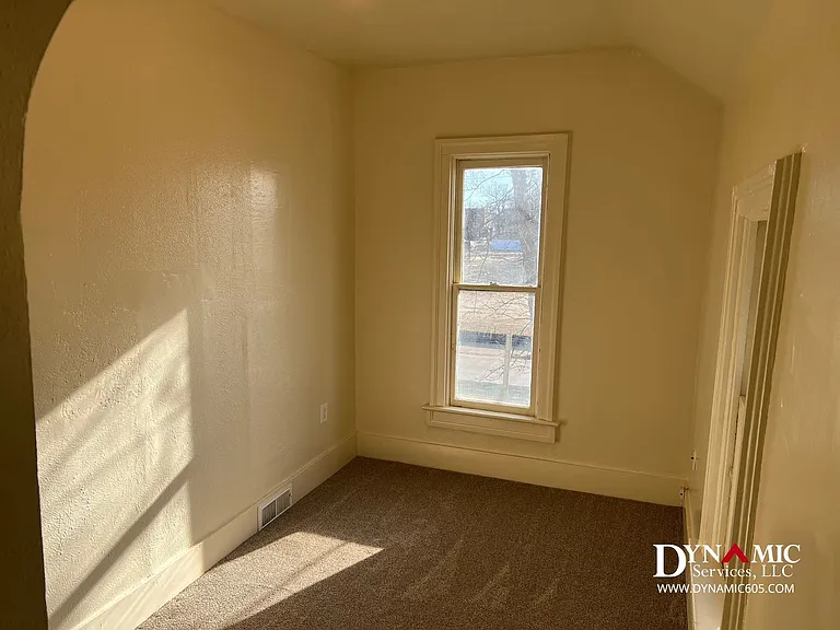 612 W 11th St | Tenant Pays Electric Only — Photo 7