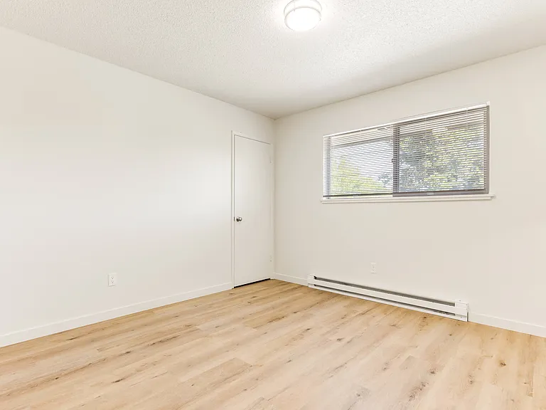 West Royal Apartments — Photo 12