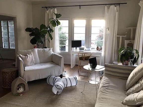 Upper unit in a 4-plex. Sunny and spacious living - 1000 sqft