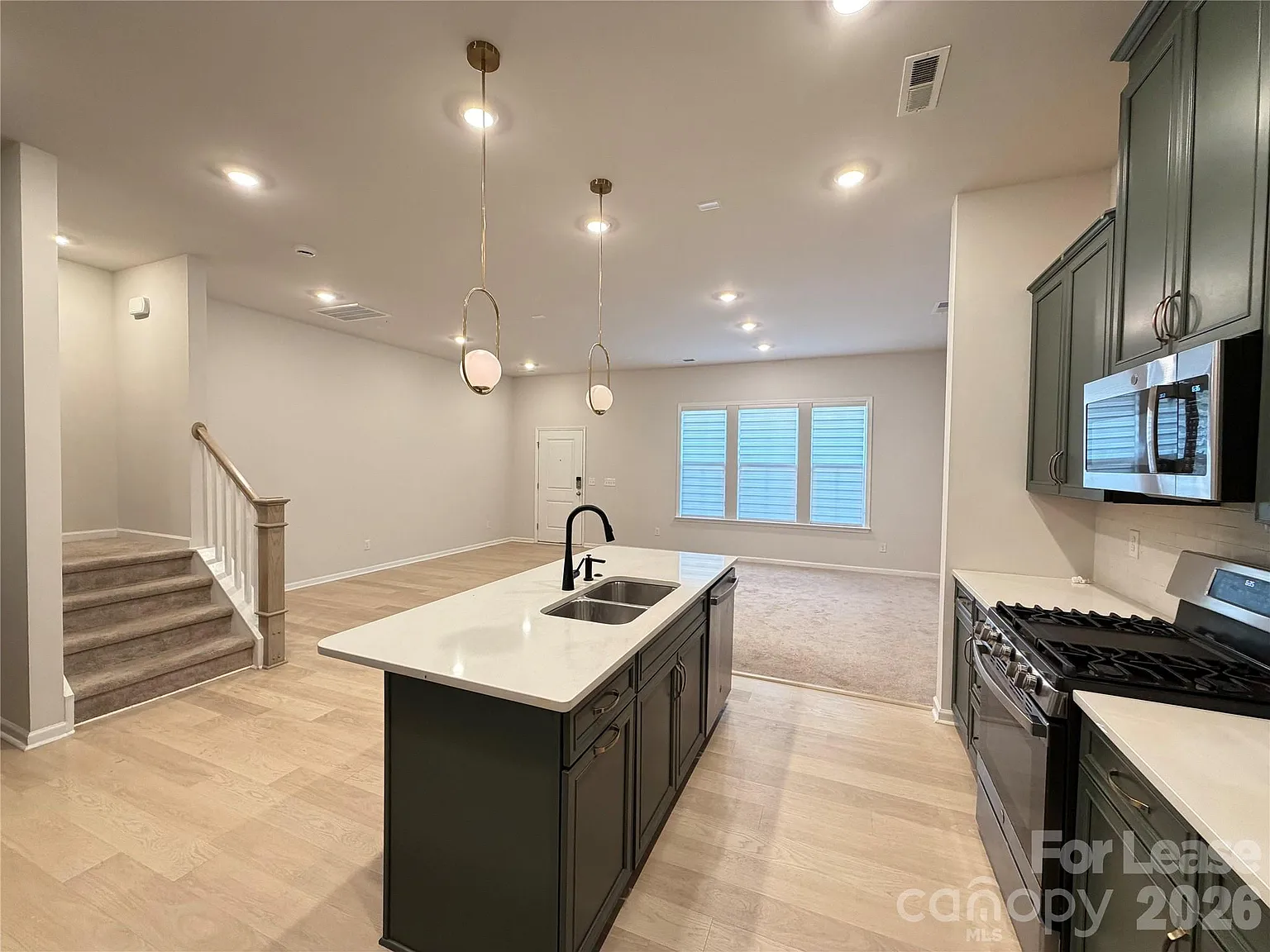 3 bed, 2.5 bath, 2001 sqft, $2,450 — Photo 4