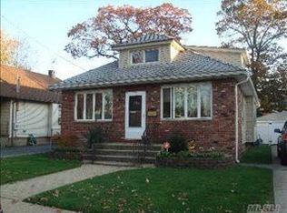 129 Smith St, Merrick, NY 11566
