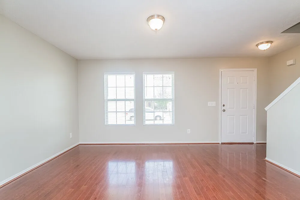 4 bed, 2.5 bath, 2124 sqft, $2,570 — Photo 2