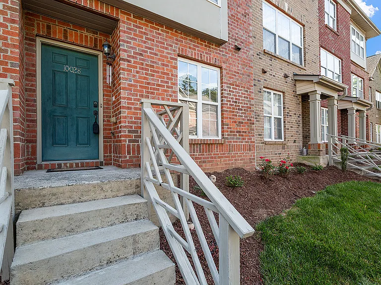 10028 Blackwell Dr — Photo 2