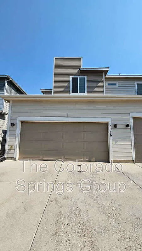 3 bed, 2.5 bath, 1563 sqft, $2,200 — Photo 2